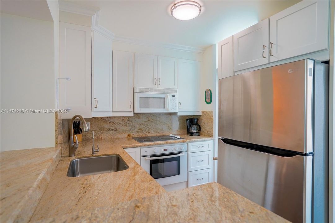 For Sale: $799,000 (1 beds, 1 baths, 640 Square Feet)