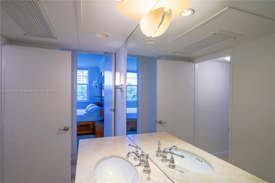 For Sale: $799,000 (1 beds, 1 baths, 640 Square Feet)