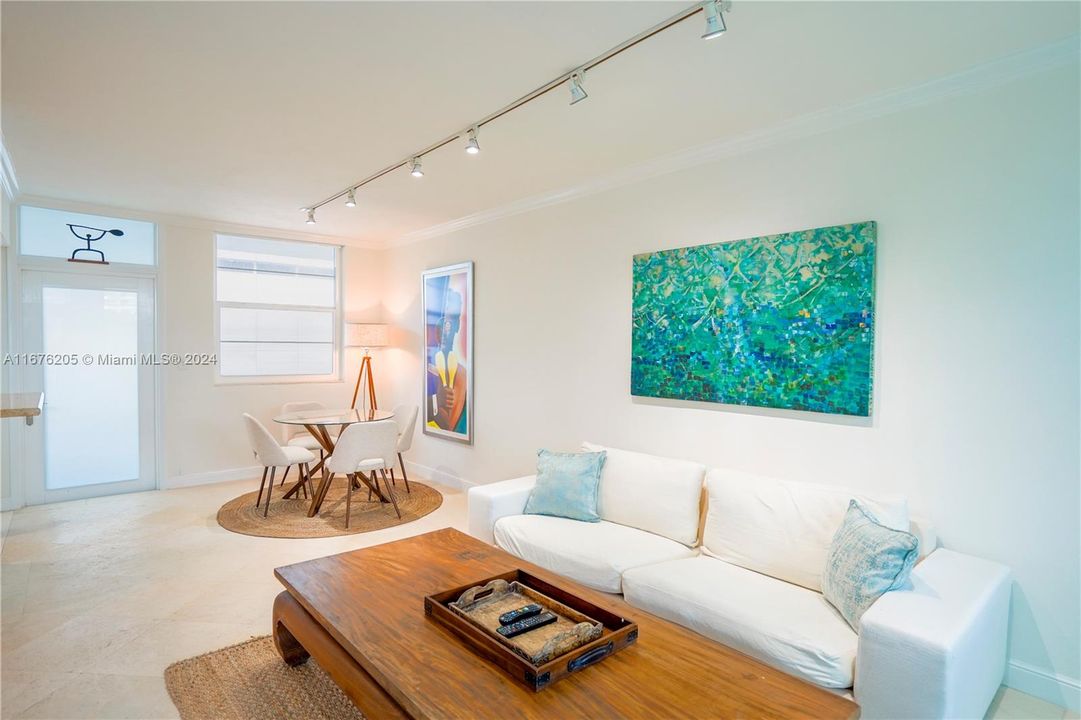 For Sale: $799,000 (1 beds, 1 baths, 640 Square Feet)