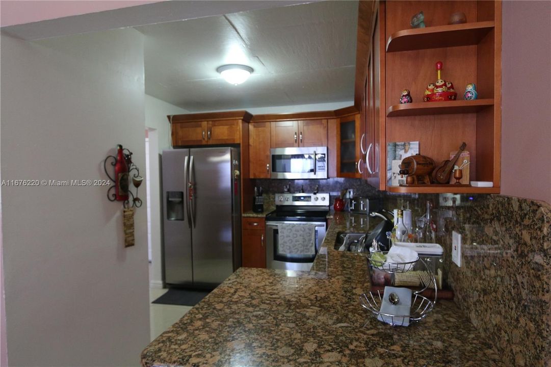 For Sale: $275,900 (2 beds, 1 baths, 1035 Square Feet)