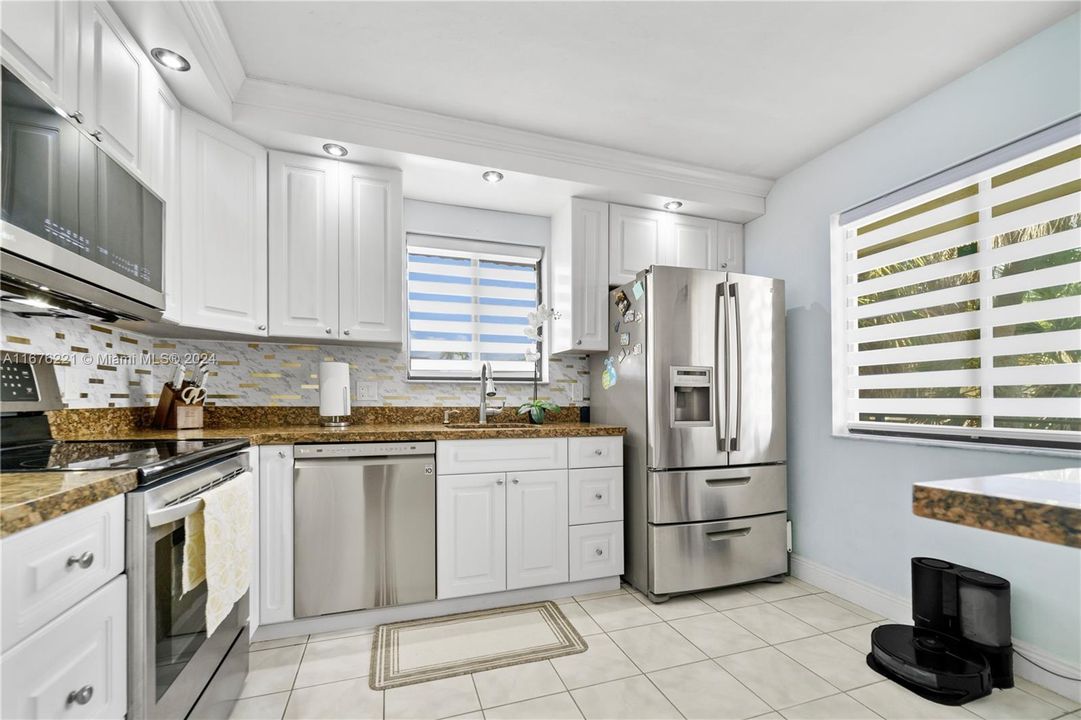 For Sale: $329,900 (2 beds, 2 baths, 1231 Square Feet)