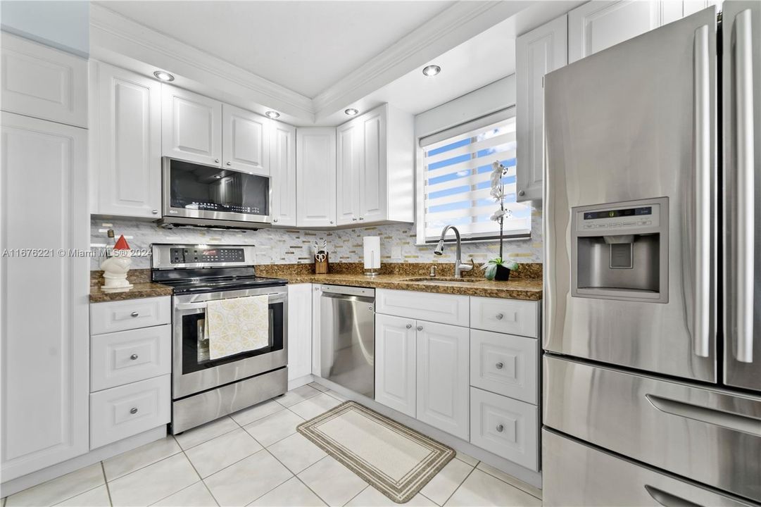 For Sale: $329,900 (2 beds, 2 baths, 1231 Square Feet)