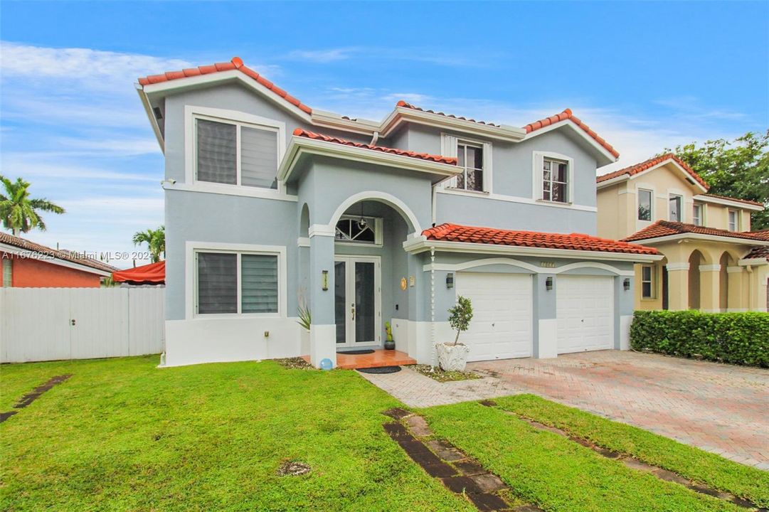 En Venta: $949,999 (4 camas, 2 baños, 1940 Pies cuadrados)