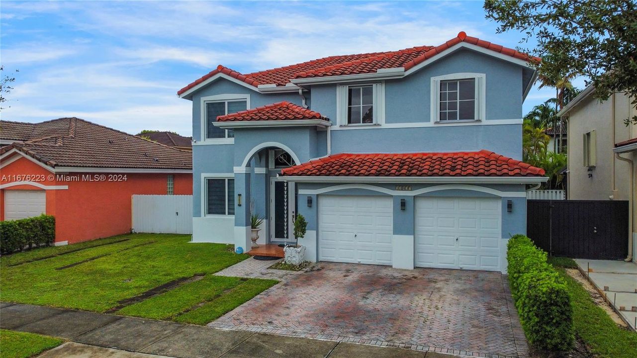 En Venta: $949,999 (4 camas, 2 baños, 1940 Pies cuadrados)