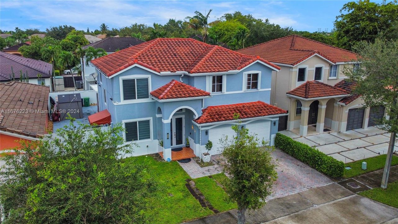 En Venta: $949,999 (4 camas, 2 baños, 1940 Pies cuadrados)