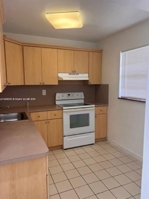 For Rent: $2,300 (2 beds, 2 baths, 1075 Square Feet)