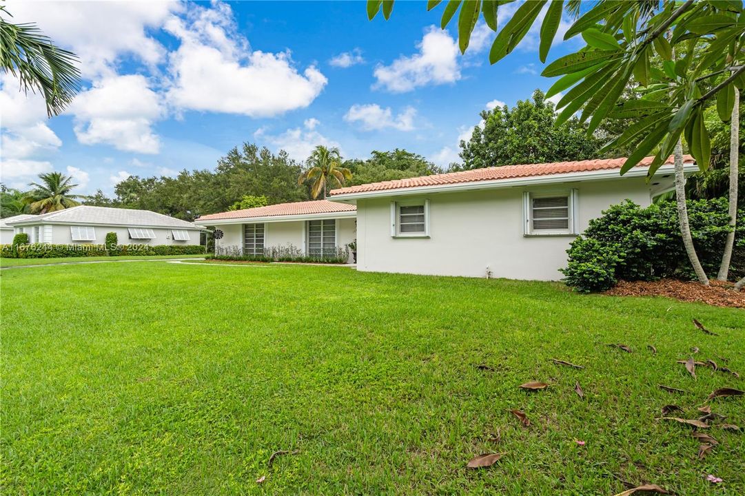 For Sale: $900,000 (3 beds, 2 baths, 1415 Square Feet)