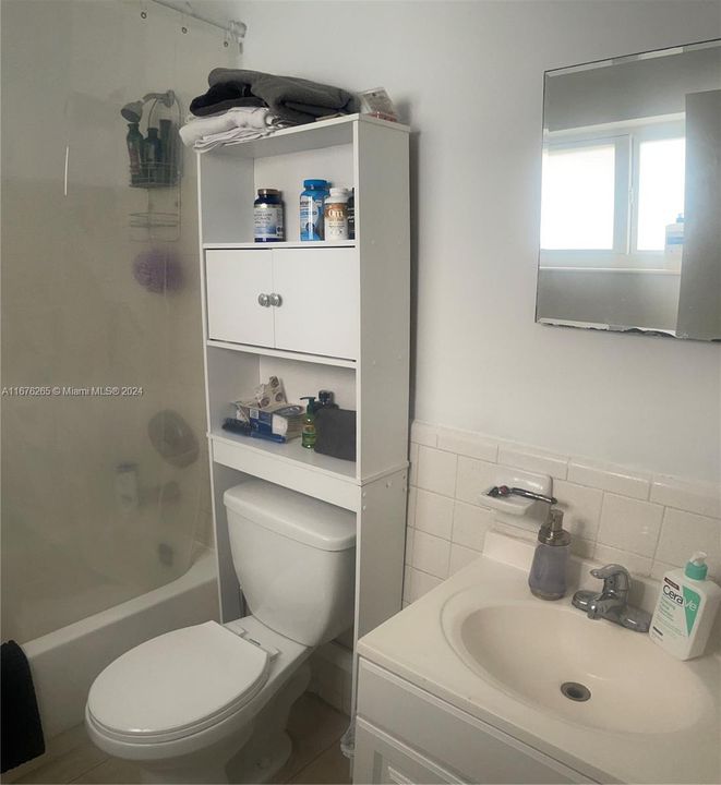 For Rent: $1,650 (1 beds, 1 baths, 2423 Square Feet)