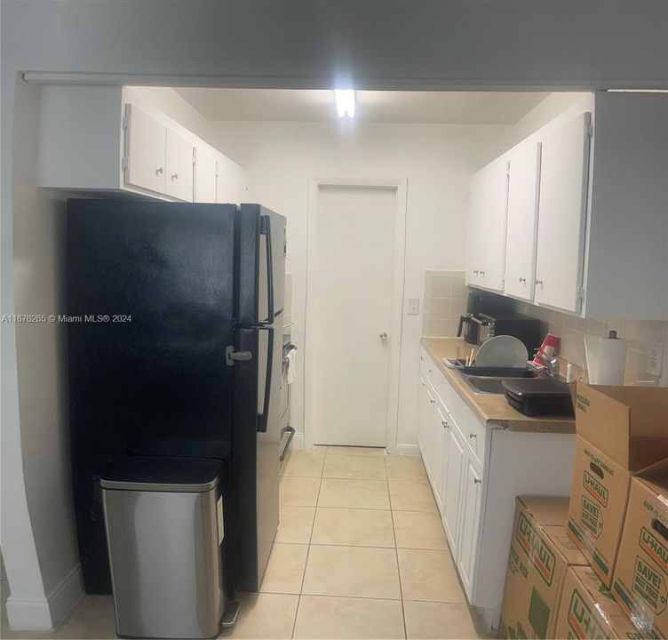 For Rent: $1,650 (1 beds, 1 baths, 2423 Square Feet)