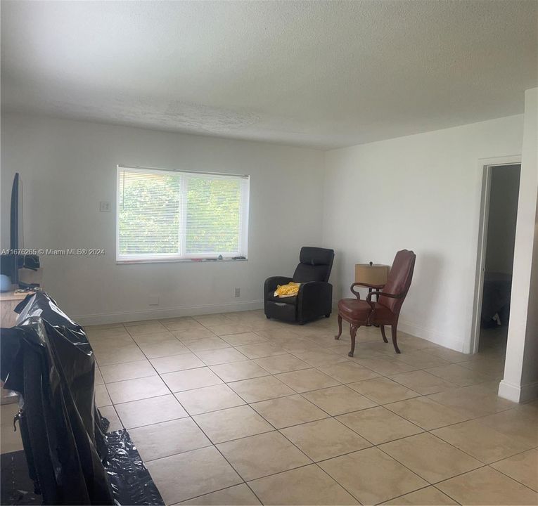 For Rent: $1,650 (1 beds, 1 baths, 2423 Square Feet)