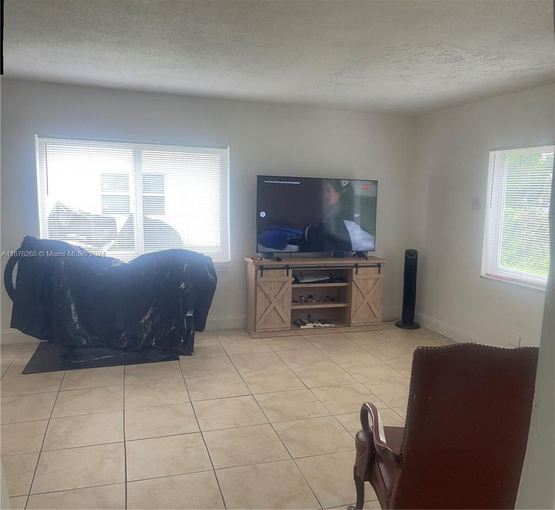 For Rent: $1,650 (1 beds, 1 baths, 2423 Square Feet)