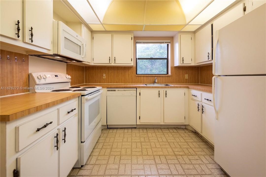 For Sale: $339,990 (2 beds, 2 baths, 1235 Square Feet)