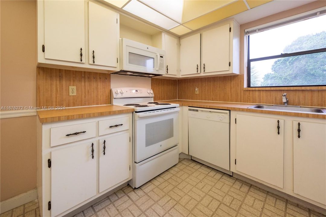 For Sale: $339,990 (2 beds, 2 baths, 1235 Square Feet)