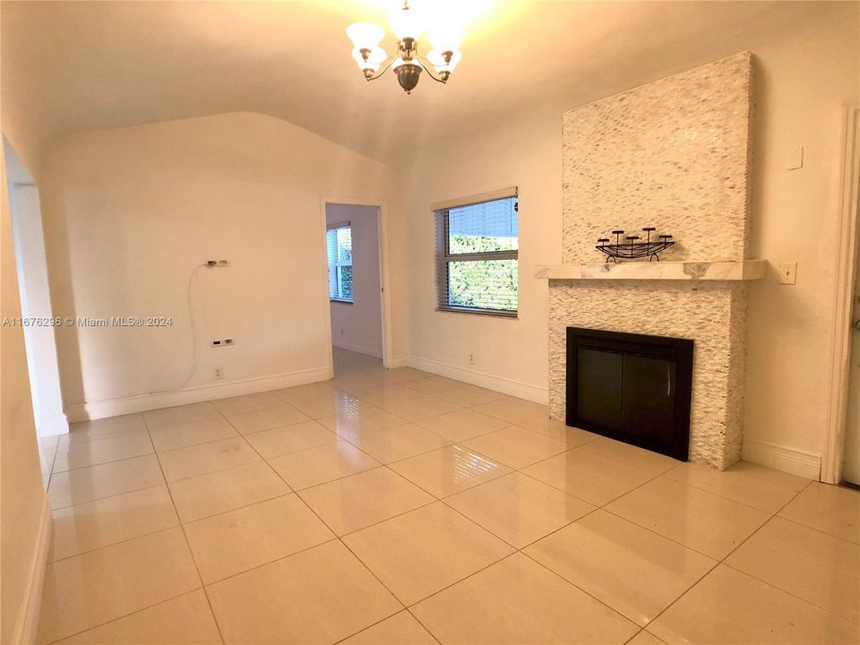 For Rent: $4,300 (3 beds, 2 baths, 1098 Square Feet)