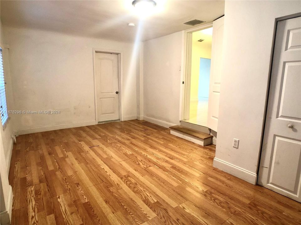 For Rent: $4,300 (3 beds, 2 baths, 1098 Square Feet)