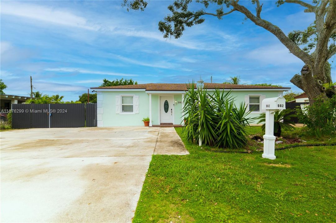 For Sale: $539,900 (4 beds, 2 baths, 2311 Square Feet)