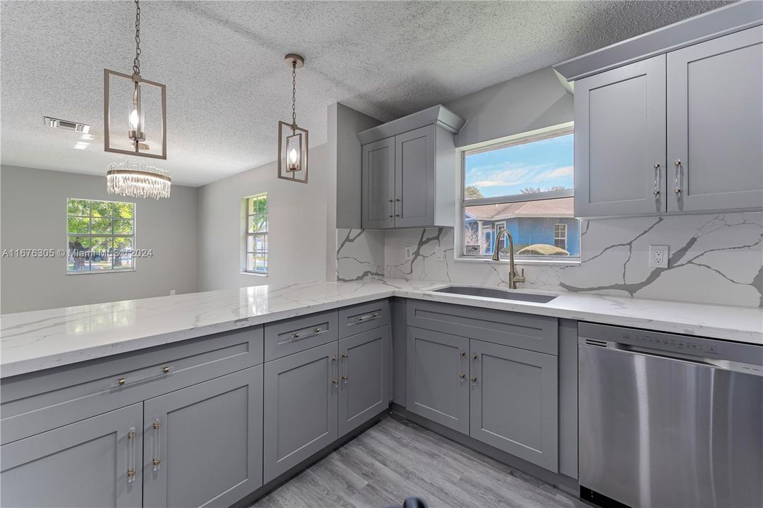 For Sale: $479,900 (3 beds, 2 baths, 1295 Square Feet)