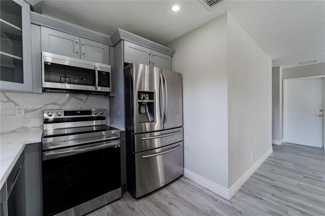 For Sale: $479,900 (3 beds, 2 baths, 1295 Square Feet)