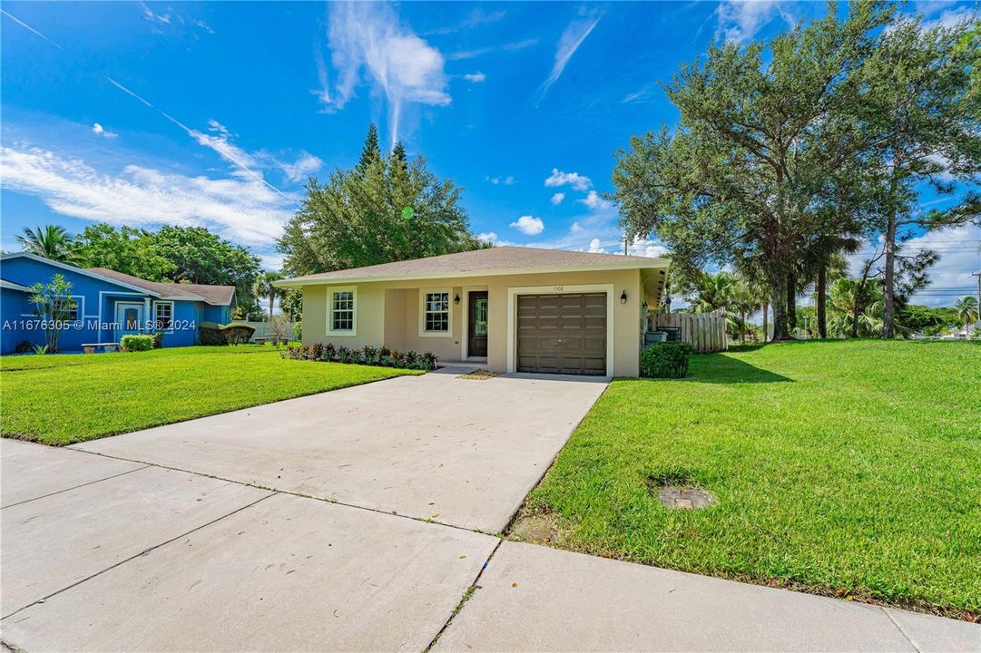 For Sale: $479,900 (3 beds, 2 baths, 1295 Square Feet)