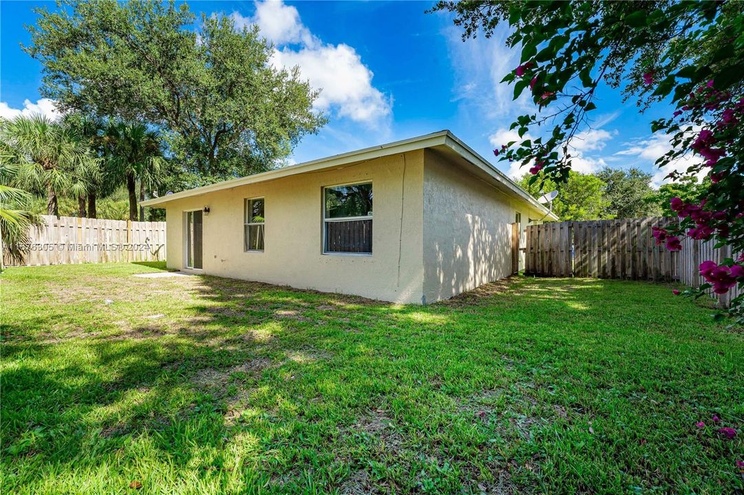 For Sale: $479,900 (3 beds, 2 baths, 1295 Square Feet)