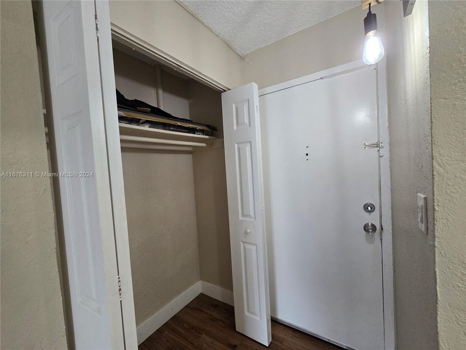 For Rent: $1,800 (1 beds, 1 baths, 598 Square Feet)