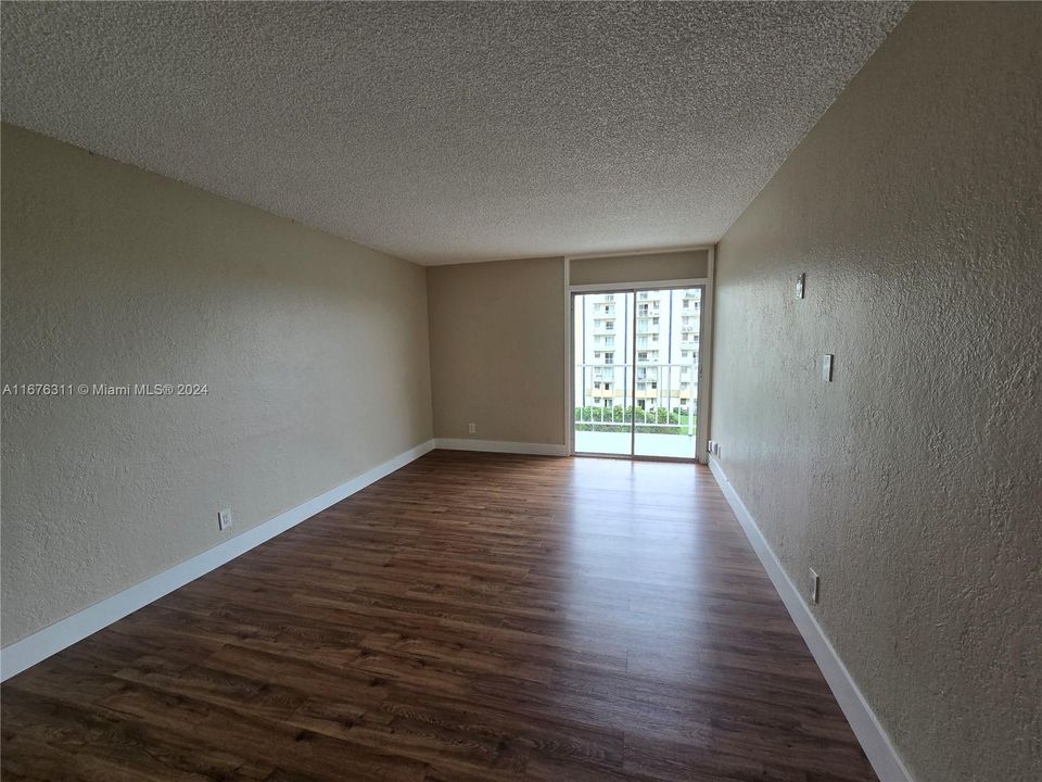 For Rent: $1,800 (1 beds, 1 baths, 598 Square Feet)