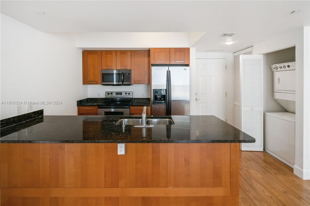 Active With Contract: $3,400 (2 beds, 2 baths, 970 Square Feet)