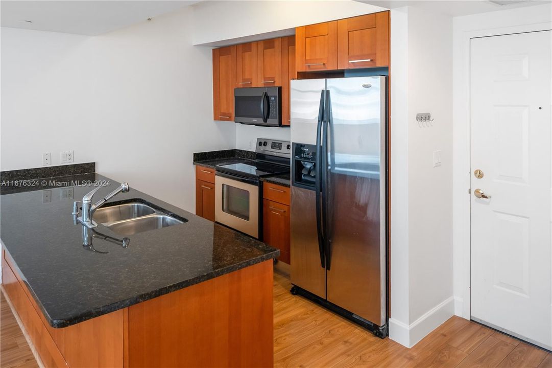 Active With Contract: $3,400 (2 beds, 2 baths, 970 Square Feet)