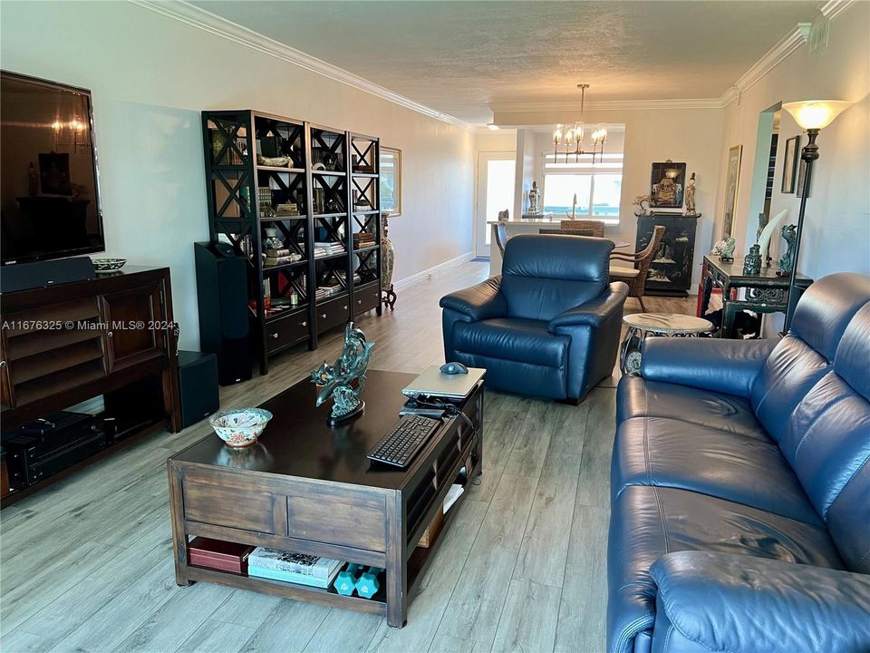 For Sale: $289,700 (2 beds, 2 baths, 1156 Square Feet)