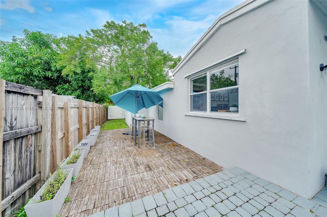 Recently Sold: $490,000 (4 beds, 3 baths, 1428 Square Feet)