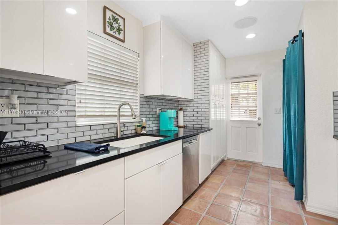 For Sale: $3,195,000 (3 beds, 2 baths, 1498 Square Feet)