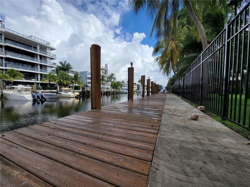 For Sale: $3,195,000 (3 beds, 2 baths, 1498 Square Feet)