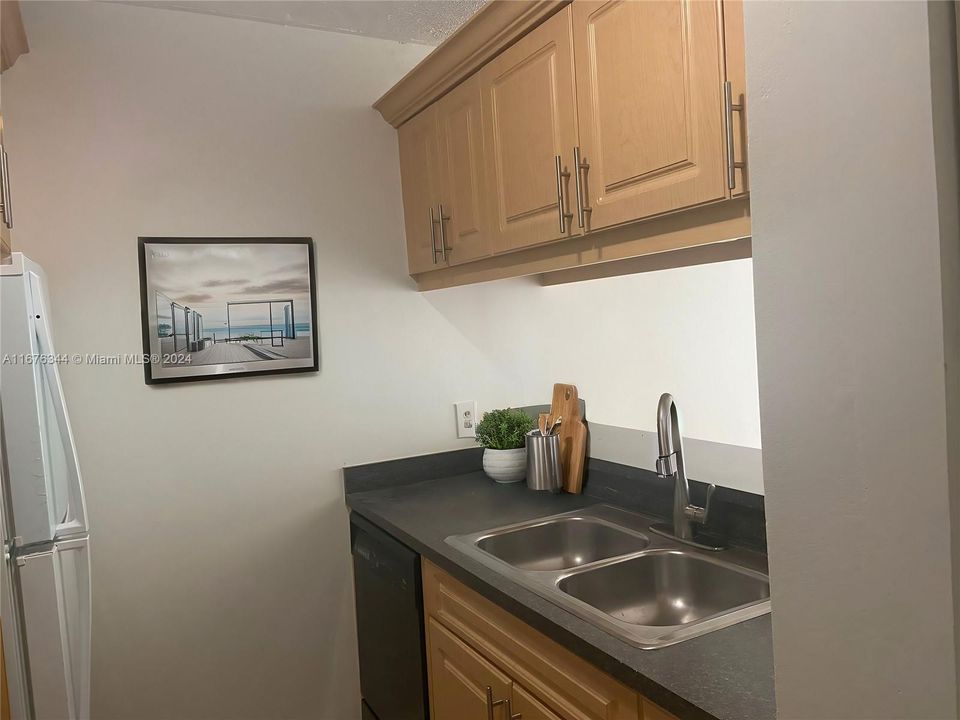 For Rent: $1,800 (2 beds, 2 baths, 767 Square Feet)