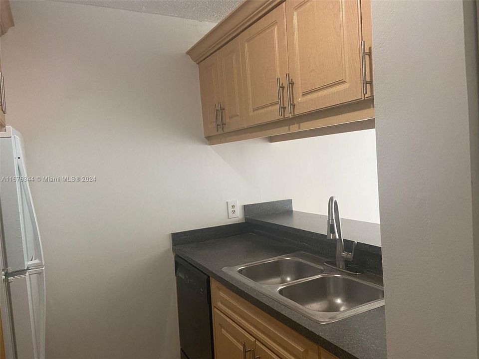 For Rent: $1,800 (2 beds, 2 baths, 767 Square Feet)