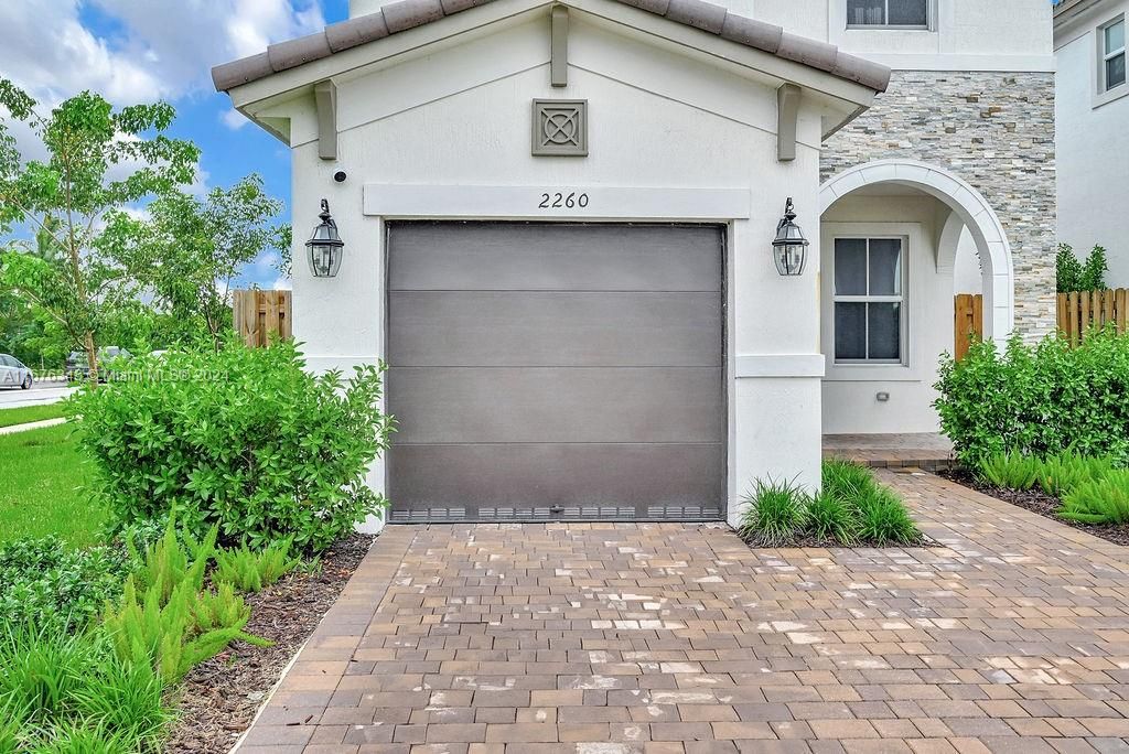 For Sale: $690,000 (4 beds, 2 baths, 1983 Square Feet)