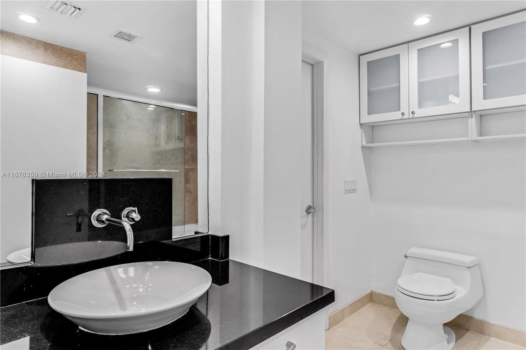 For Sale: $825,000 (1 beds, 1 baths, 760 Square Feet)