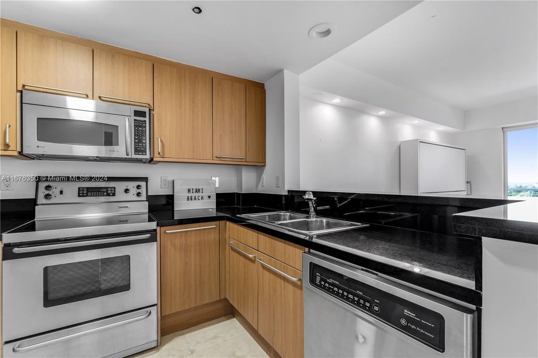 For Sale: $825,000 (1 beds, 1 baths, 760 Square Feet)