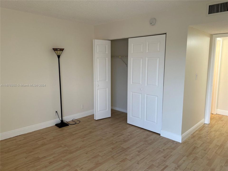 For Sale: $179,000 (1 beds, 1 baths, 700 Square Feet)