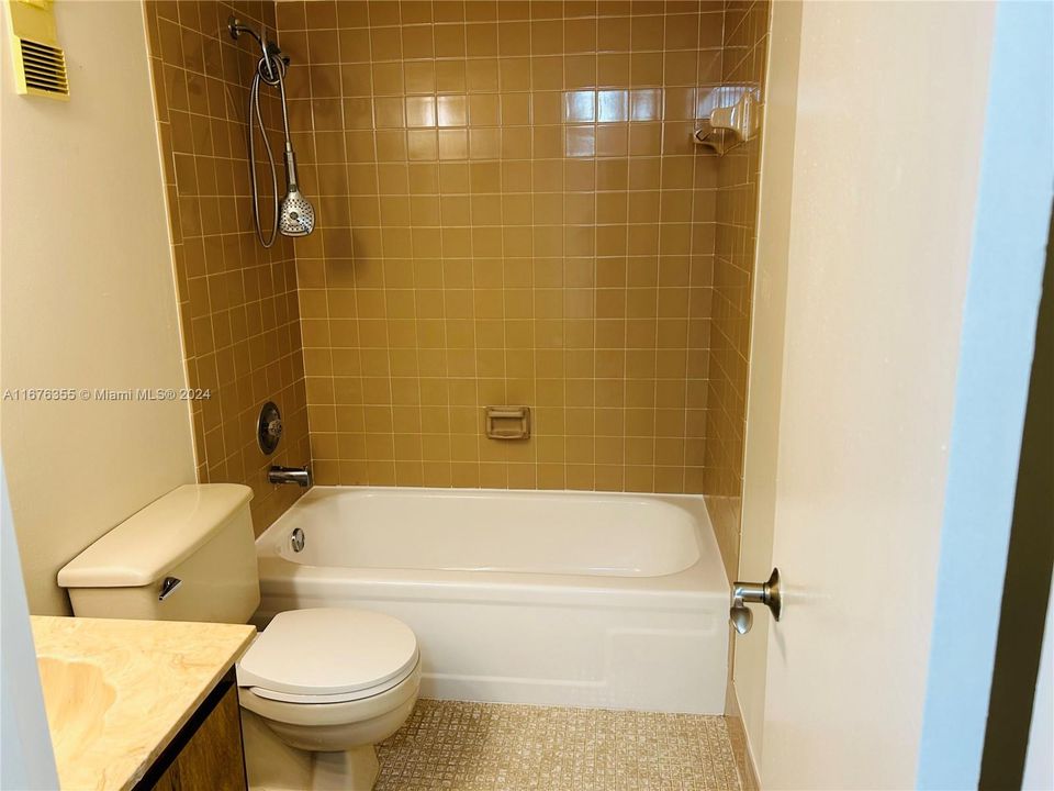 For Sale: $179,000 (1 beds, 1 baths, 700 Square Feet)