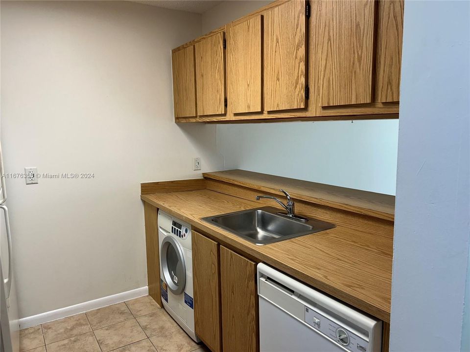 For Sale: $179,000 (1 beds, 1 baths, 700 Square Feet)