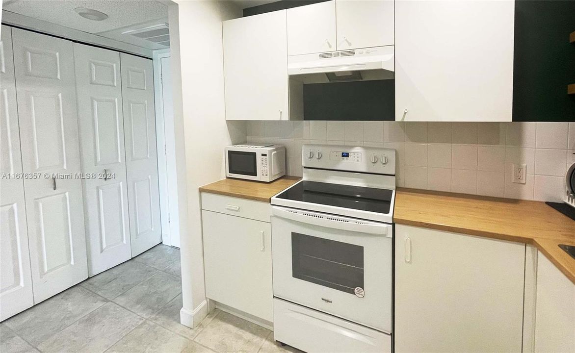 For Sale: $198,000 (1 beds, 1 baths, 780 Square Feet)