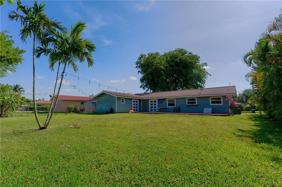 For Sale: $585,000 (3 beds, 2 baths, 1732 Square Feet)