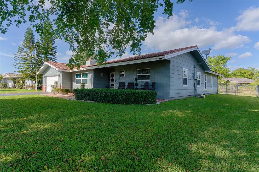 For Sale: $585,000 (3 beds, 2 baths, 1732 Square Feet)