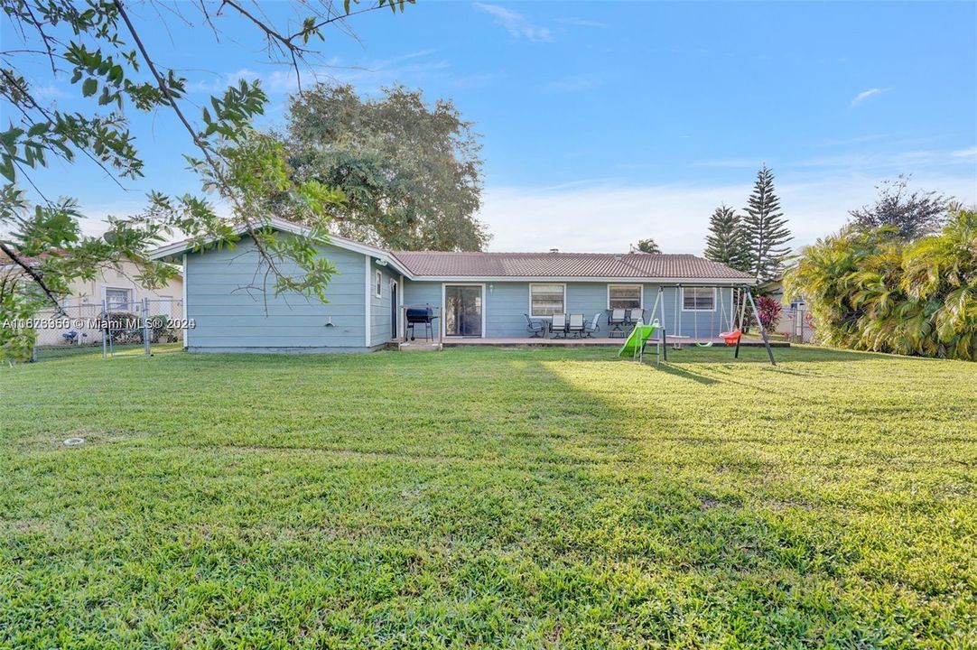 For Sale: $585,000 (3 beds, 2 baths, 1732 Square Feet)