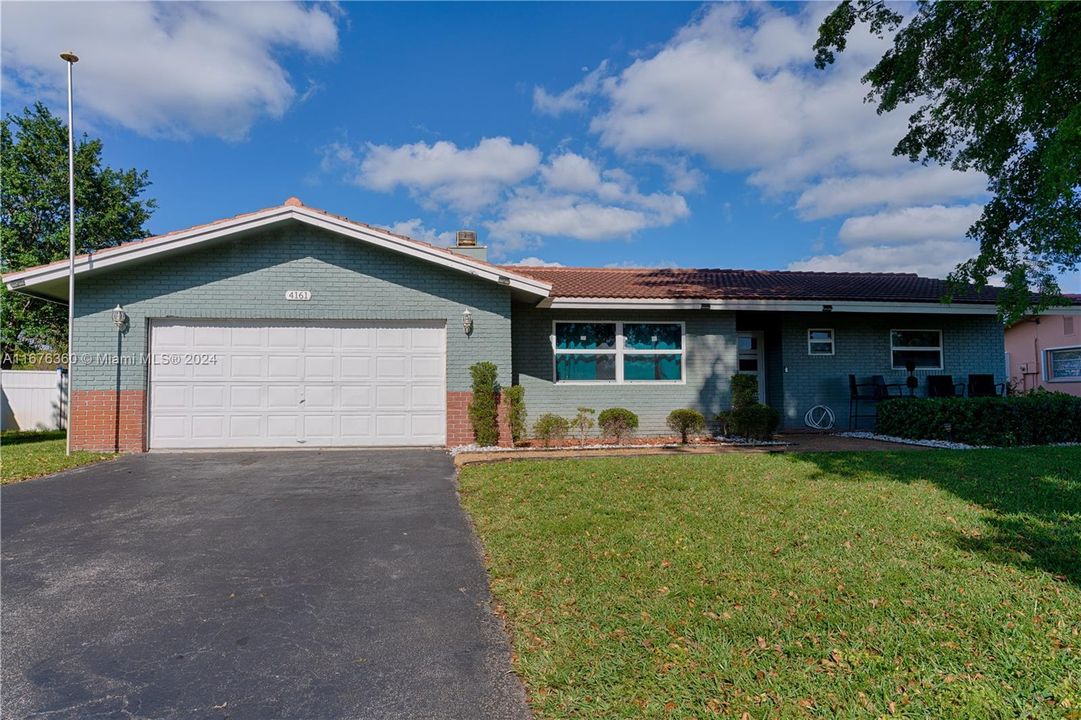 For Sale: $585,000 (3 beds, 2 baths, 1732 Square Feet)