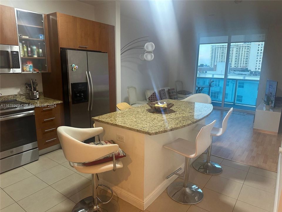 For Sale: $449,000 (1 beds, 1 baths, 875 Square Feet)