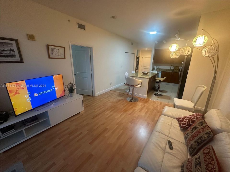 For Sale: $449,000 (1 beds, 1 baths, 875 Square Feet)