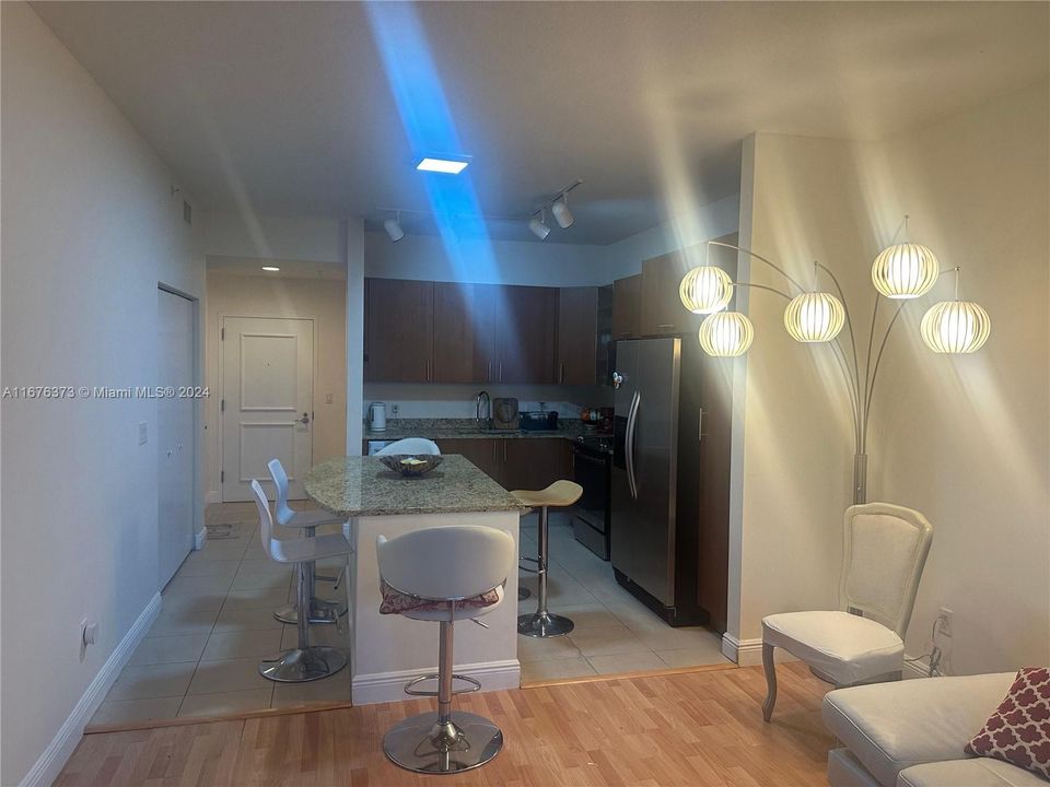 For Sale: $449,000 (1 beds, 1 baths, 875 Square Feet)