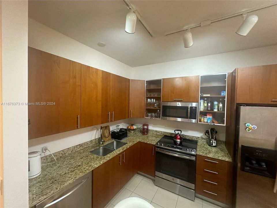 For Sale: $449,000 (1 beds, 1 baths, 875 Square Feet)