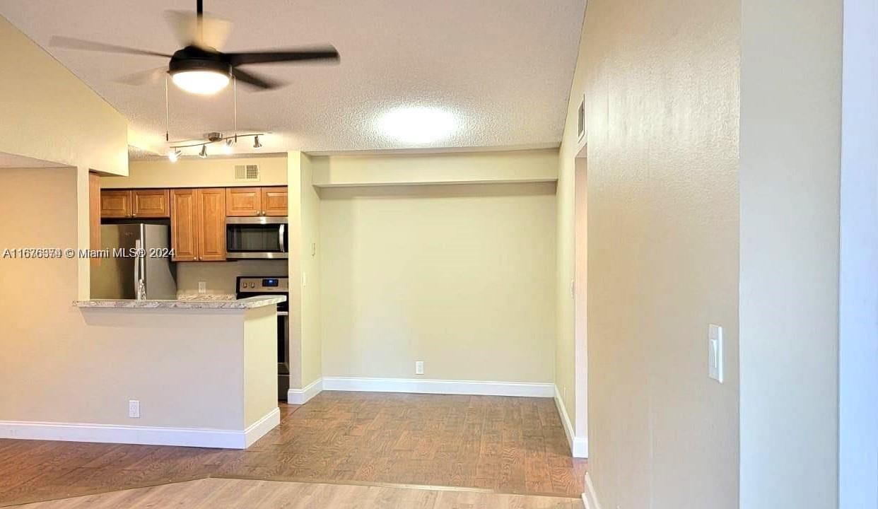 For Rent: $1,875 (1 beds, 1 baths, 805 Square Feet)